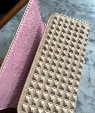 Monedero nuevo tachuelas color salmón claro