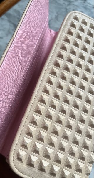 Monedero nuevo tachuelas color salmón claro