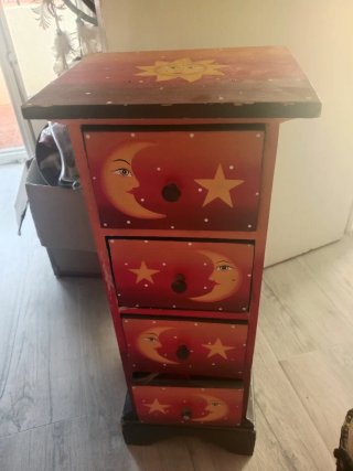 Cajonera de madera con diseño de lunas y estrellas