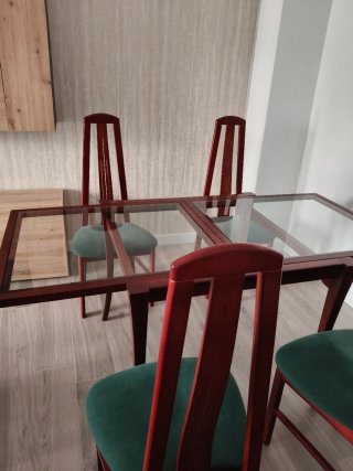 Mesa de comedor con 4 sillas