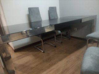 Mesa Comedor sin sillas incluidas, recién tapizada