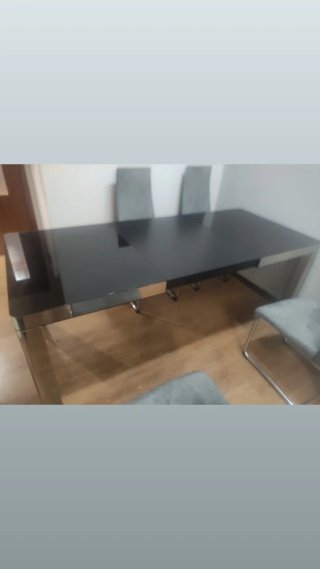 Mesa Comedor sin sillas incluidas, recién tapizada