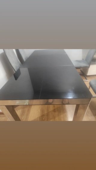 Mesa Comedor sin sillas incluidas, recién tapizada