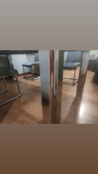 Mesa Comedor sin sillas incluidas, recién tapizada