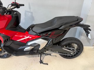 Honda X-ADV Negra y Roja