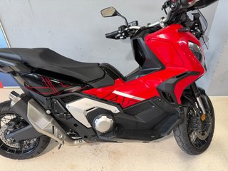 Honda X-ADV Negra y Roja