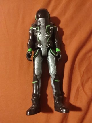 Figura Fortnite Traje Negro y Verde