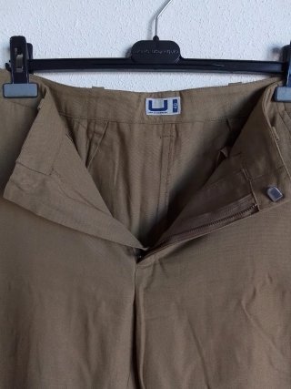 Pantalón "Adolfo Domínguez" tono mostaza. Versátil