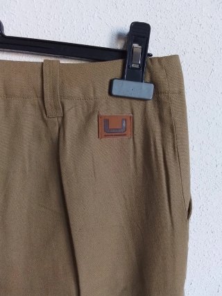 Pantalón "Adolfo Domínguez" tono mostaza. Versátil