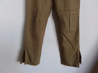 Pantalón "Adolfo Domínguez" tono mostaza. Versátil