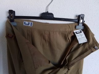 Pantalón "Adolfo Domínguez" tono mostaza. Versátil