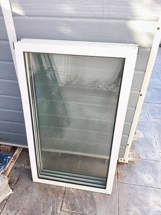 Ventana de aluminio blanca