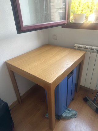 Mesa de comedor de madera pulida