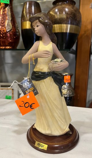 Figura mujer Tengra porcelana base madera