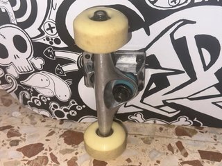 Monopatín con diseño graffiti y calaveras