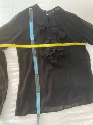Blusa negra con volantes