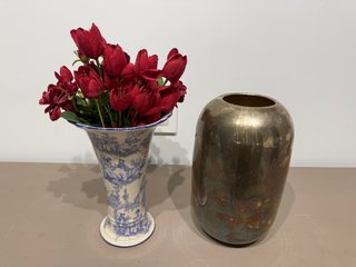 Jarrón Cerámica Azul y Jarrón Metal Dorado