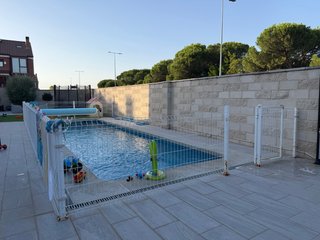 Valla metálica para piscina. 11 x 4 metros.