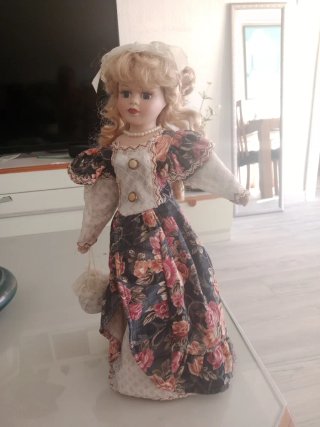 Muñeca antigua de porcelana