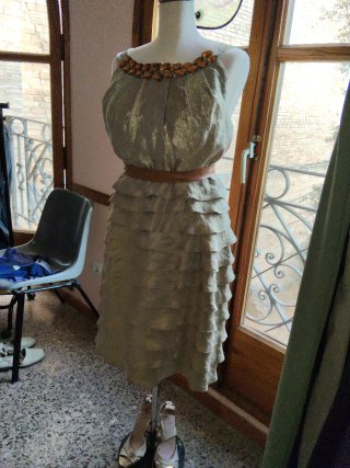 Vestido elegante beige/dorado con zapatos