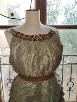 Vestido elegante beige/dorado con zapatos