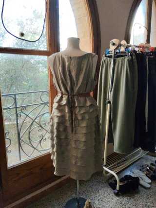 Vestido elegante beige/dorado con zapatos