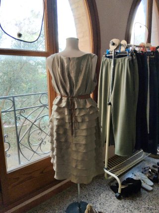 Vestido elegante beige/dorado con zapatos