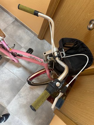 Bicicleta de paseo rosa con cesta