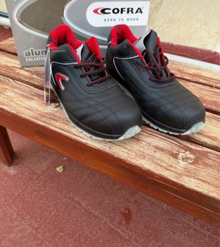 Zapatos de trabajo Cofra negros y rojos