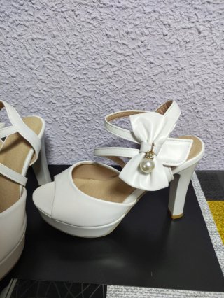 Sandalias blancas con lazo y perla