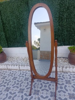 Espejo de pie vintage de madera.
