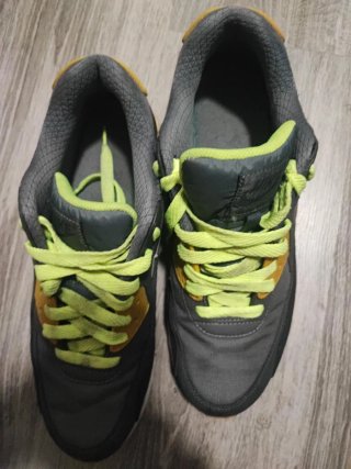Zapatillas Nike grises y verdes