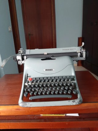 Máquina de escribir Hispano Olivetti