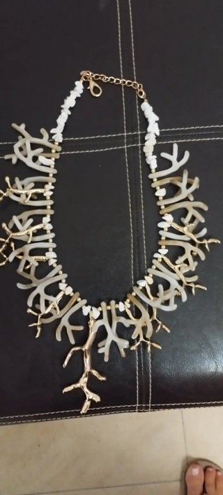 Collar de coral y dorado