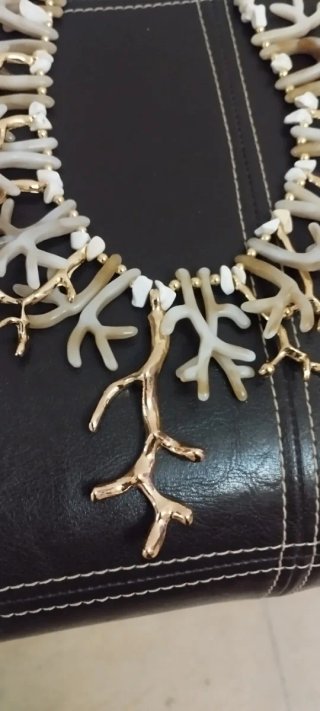 Collar de coral y dorado