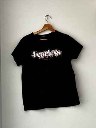 Camiseta Fearless con flores