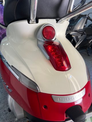 Peugeot Django 125 Scooter Blanco y Rojo