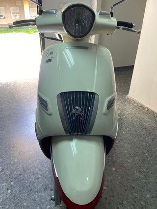 Peugeot Django 125 Scooter Blanco y Rojo