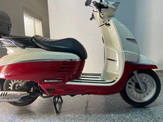 Peugeot Django 125 Scooter Blanco y Rojo