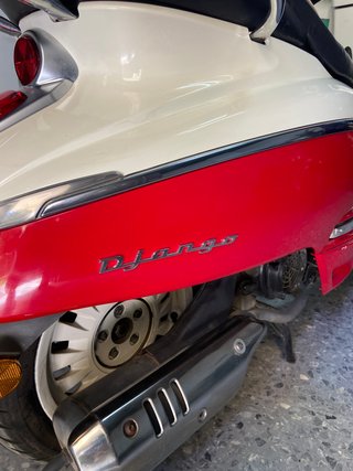 Peugeot Django 125 Scooter Blanco y Rojo