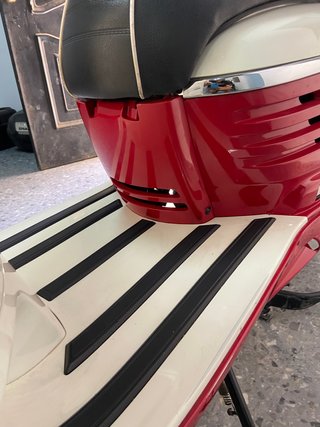 Peugeot Django 125 Scooter Blanco y Rojo