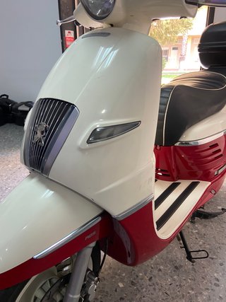 Peugeot Django 125 Scooter Blanco y Rojo