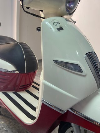 Peugeot Django 125 Scooter Blanco y Rojo