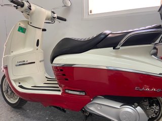Peugeot Django 125 Scooter Blanco y Rojo