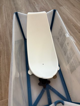 Bañera Stokke con patas y adaptador recién nacido