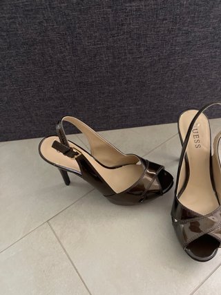Tacones Guess Marrones y Dorados
