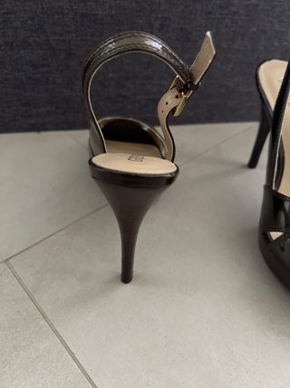 Tacones Guess Marrones y Dorados