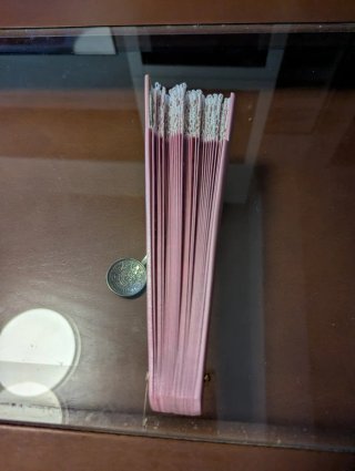 Abanico rosa con encaje blanco