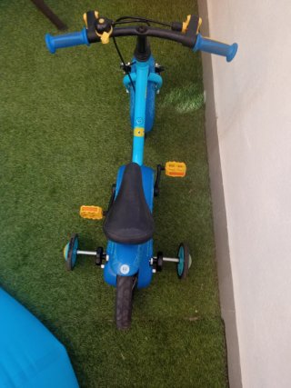 Bicicleta infantil azul con ruedines
