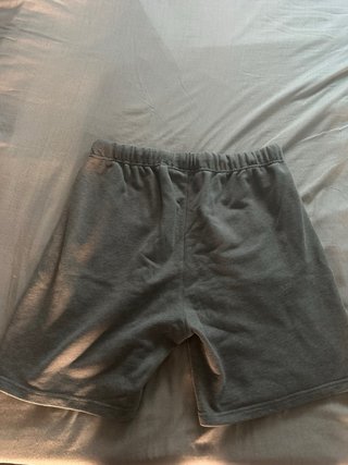 Pantalón corto Fear of God Essentials Gris